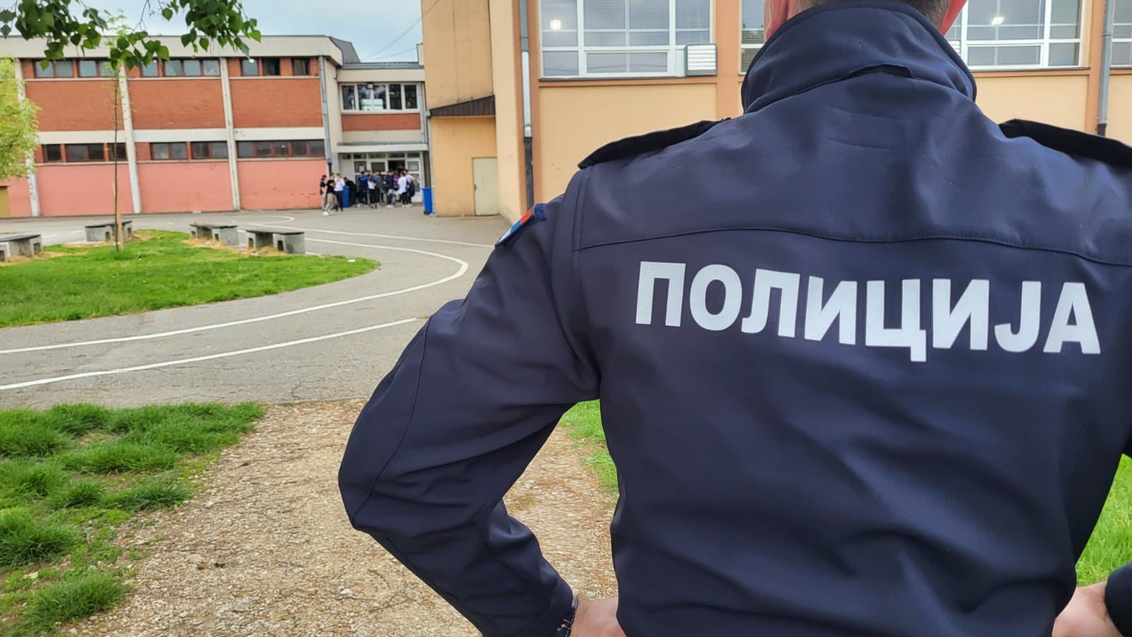 Od danas u svim osnovnim i srednjim školama pojačano prisustvo policije (FOTO)