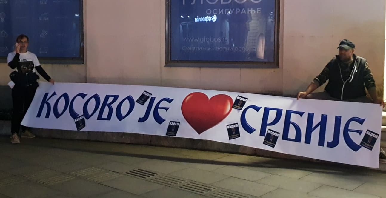 Protestu u Čačku prisustvovalo i nekoliko članova Narodne stranke, u fokusu transparent o Kosovu