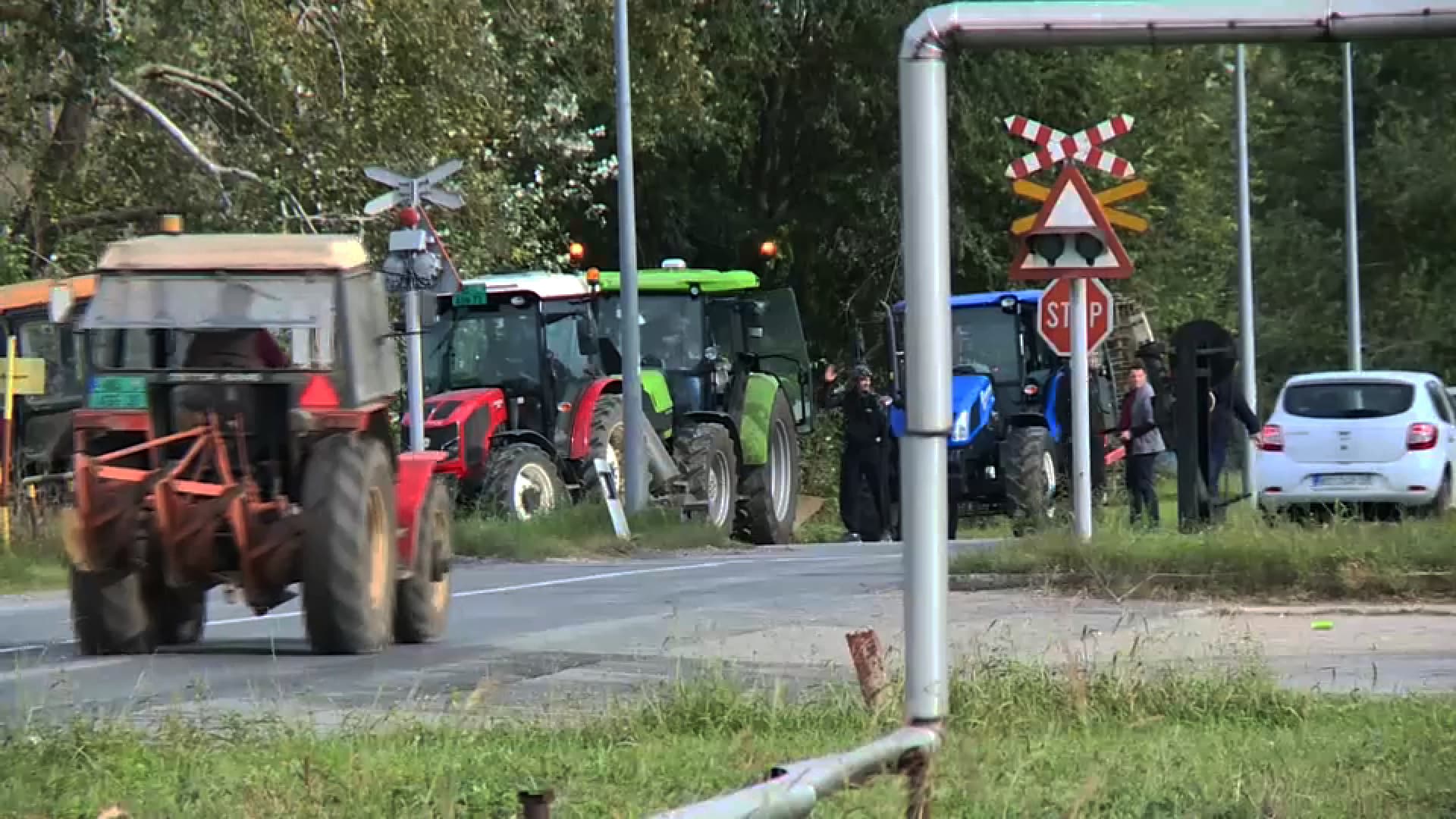 Poljoprivrednici Srbije danas blokiraju puteve, blokada novosadske rafinerije do daljeg