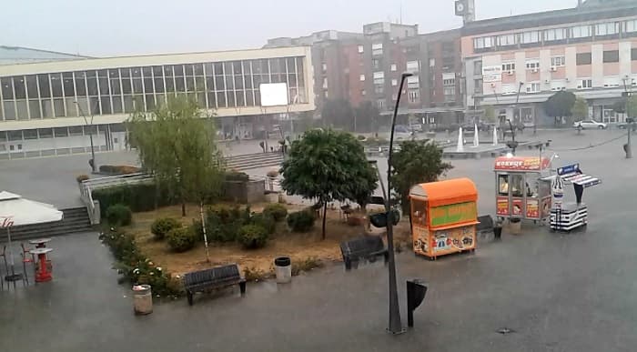 Iz kratkih rukava u zimske jakne - u Šapcu, Kosjeriću, Čačku, na Zlatiboru i Tari pada sneg