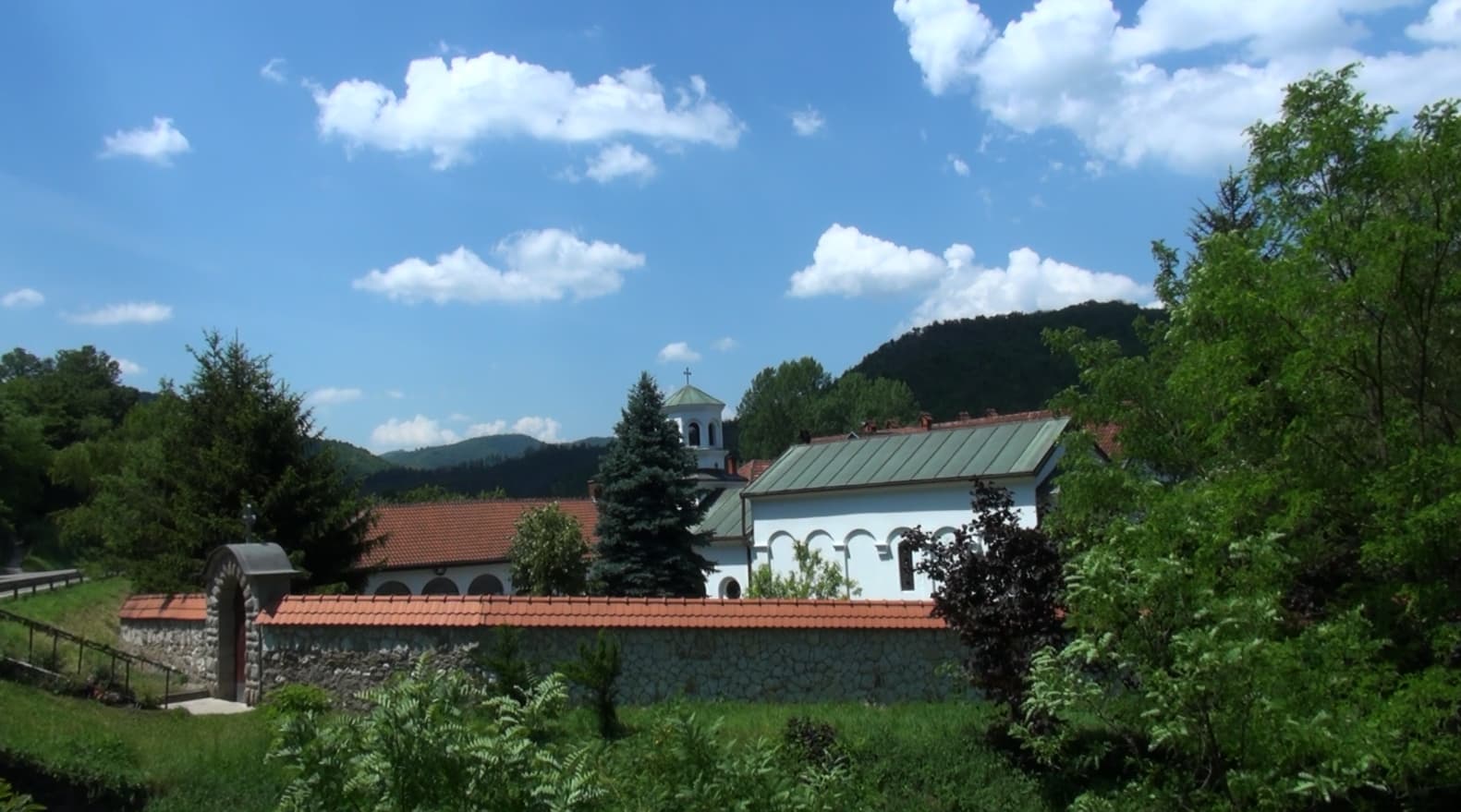 Udar groma izazvao požar, oštećen manastir Vavedenje