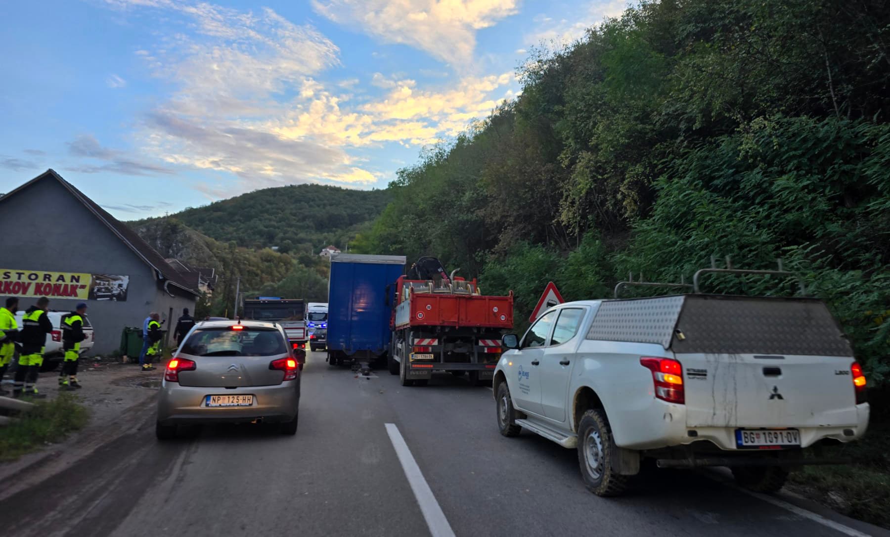 GRAčANI REPORTERI: Otkačila se prikolica na kamionu u toku vožnje i izazvala udes