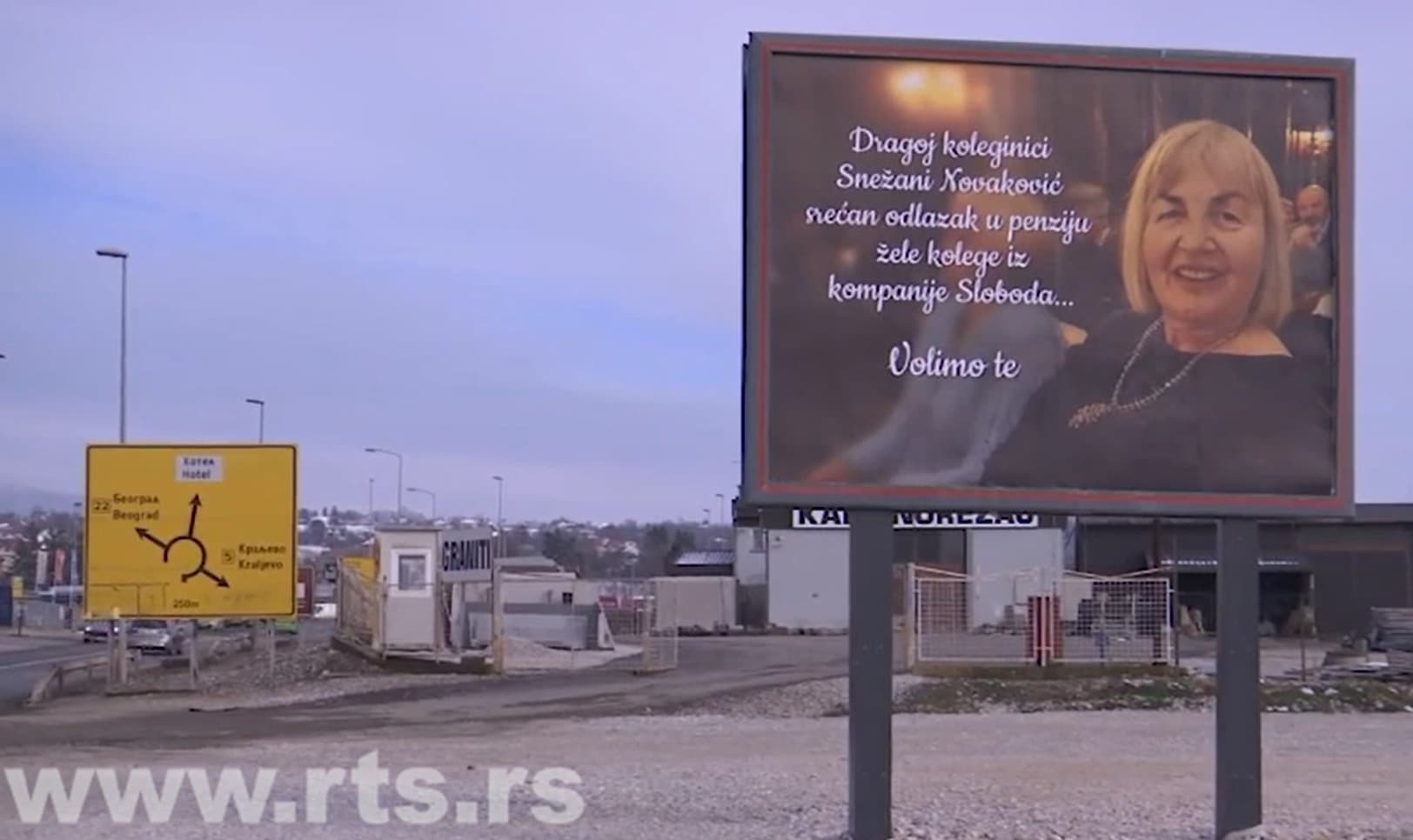 Radnici "Slobode" u Čačku kolege bilbordom poželele srećan odlazak u penziju