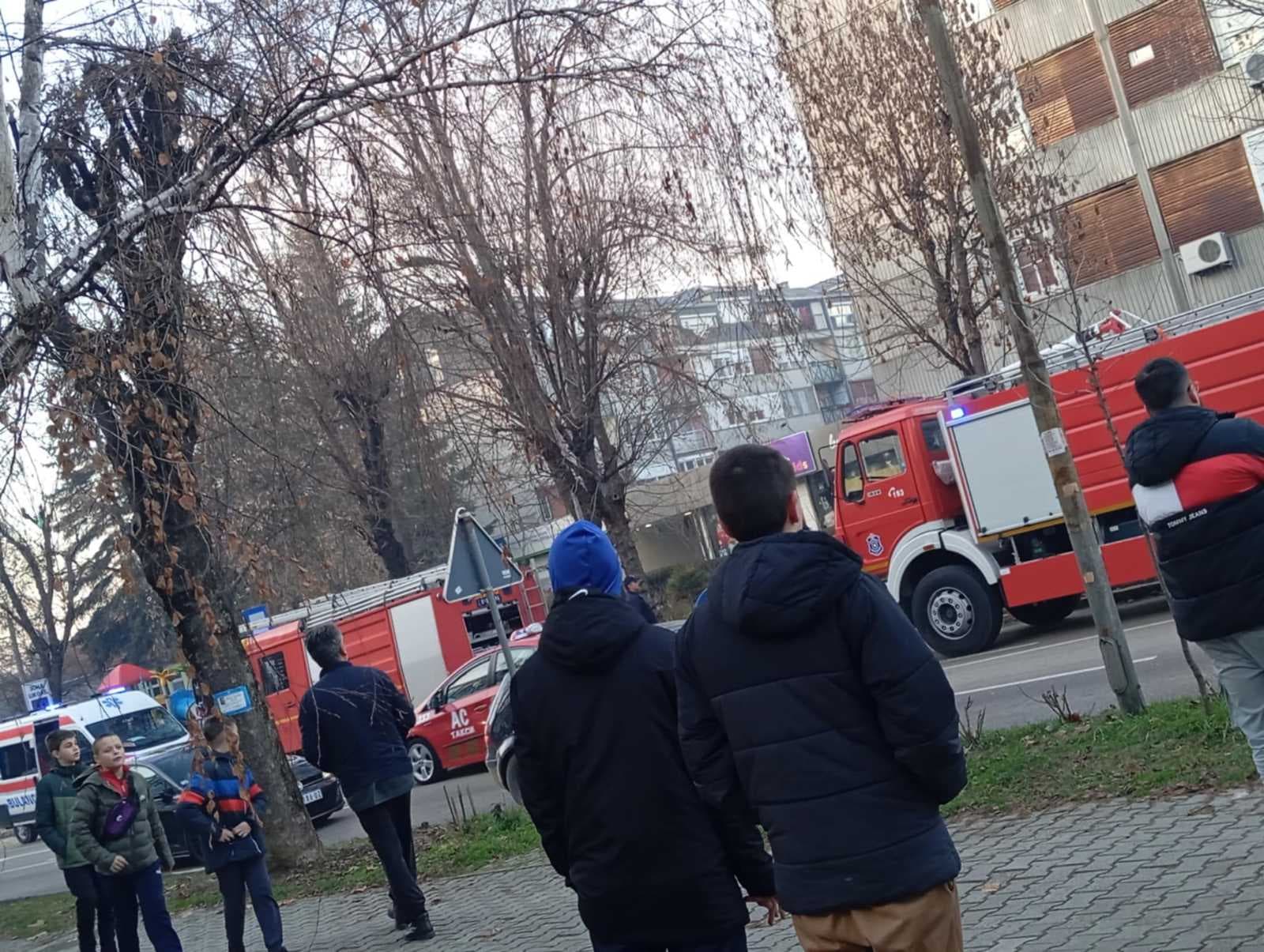 GRAčANI REPORTERI: Požar u stambenoj zgradi, vatrogasci na licu mesta (FOTO)
