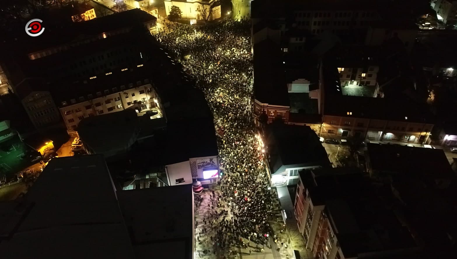 Održan veliki protest ispred Gimnazije u Čačku, učenici poručili da su uz svoje profesore (VIDEO)