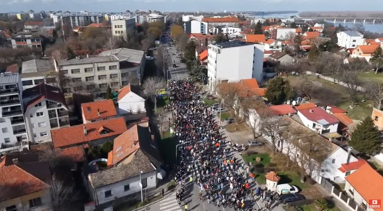Studenti iz Beograda krenuli peške za Novi Sad, građani Stare Pazove im priredili gozbu