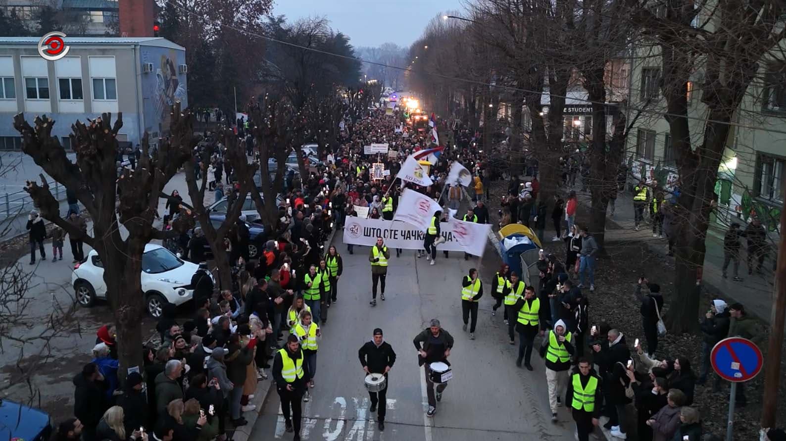 Sretnimo se na Sretenje: Čačanski studenti i maturanti u blokadi idu peške do Kragujevca