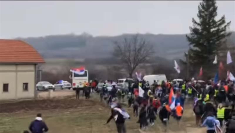 Autobusi sa pristalicama SNS-a se susreli sa studentima, pa krenuli u rikverc: Studenti ih pojurili, uzvikuju "Zašto bežite" (VIDEO)