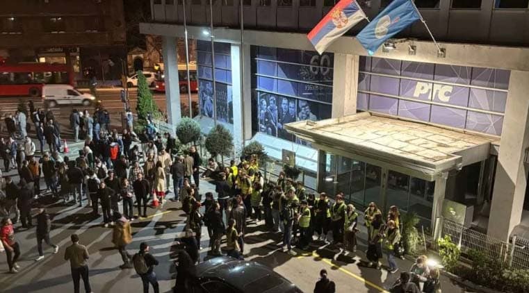 Studenti blokirali RTS, poručili da će blokada trajati 22 sata
