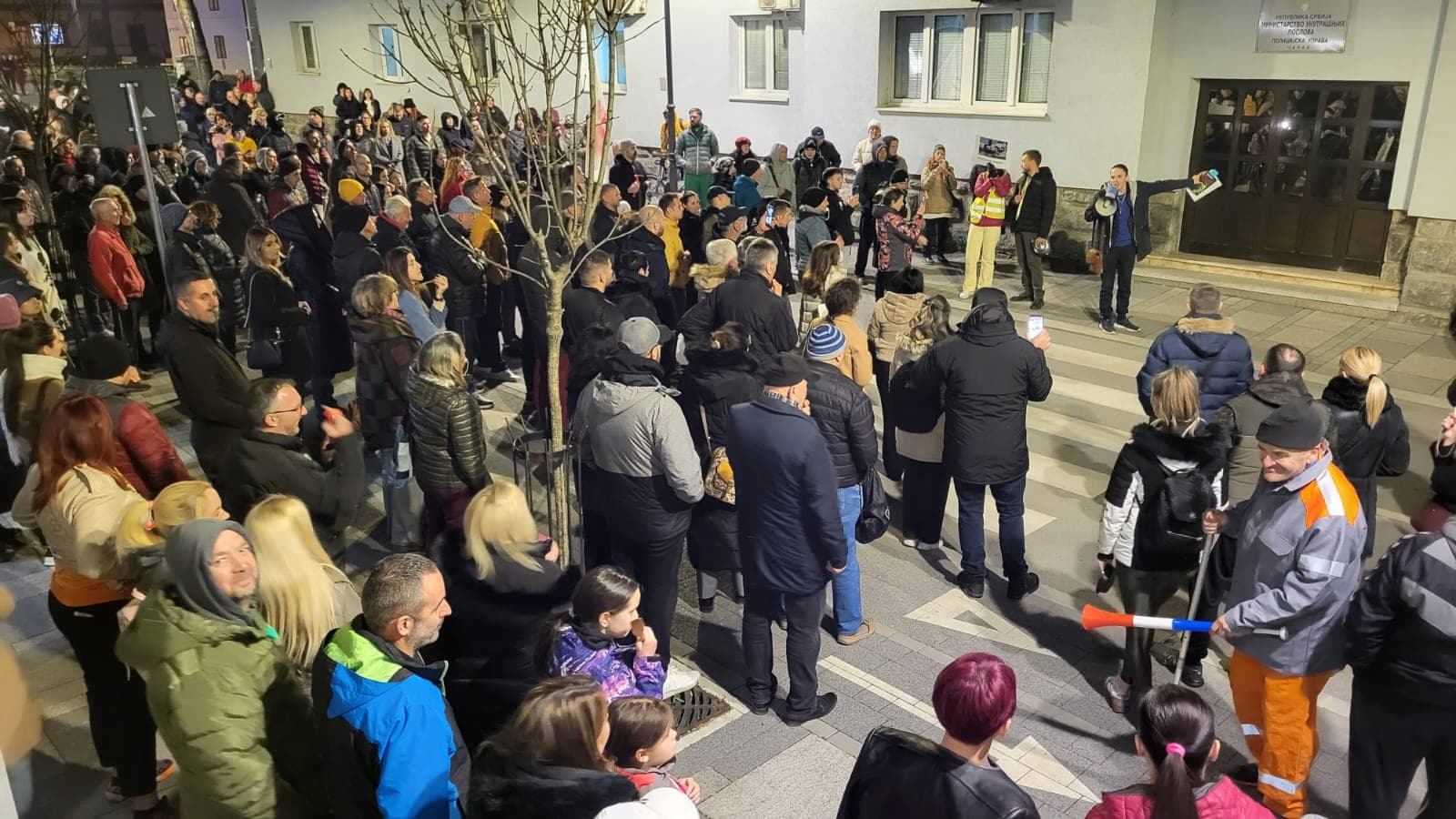 Dužnost vam je da služite narodu, a ne kriminalcima (VIDEO)