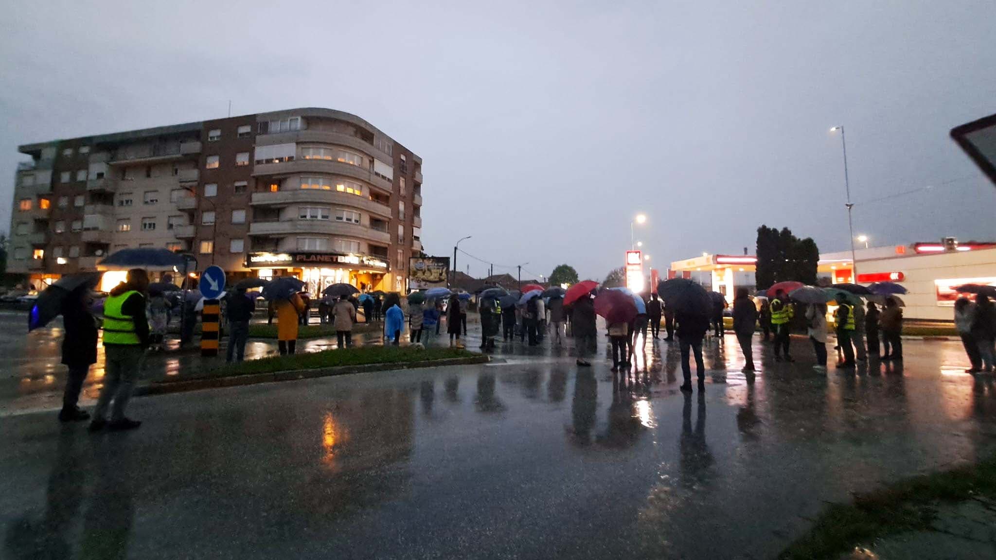 Jednosatna blokada raskrsnice u Čačku kao poruka novom ministru prosvete (FOTO)