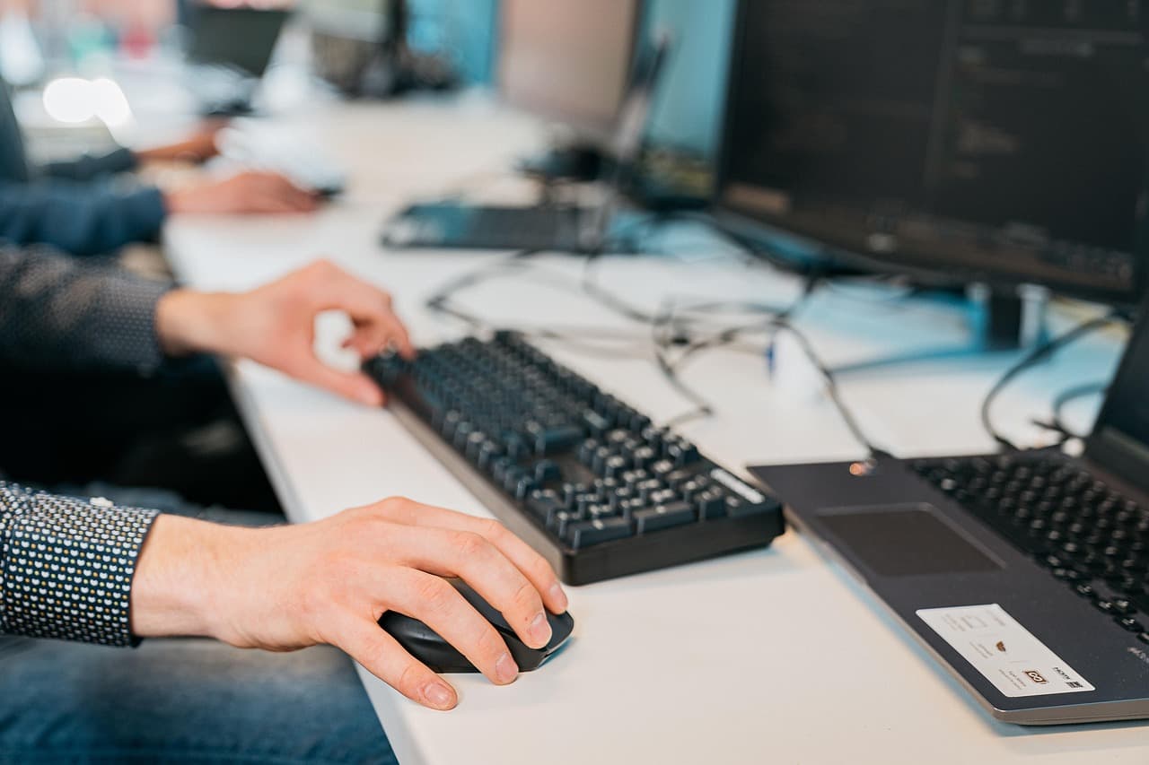 Ko to šalje pretnje medijima? Naprednjaci, Studenti koji žele da uče i influenseri se ogradili