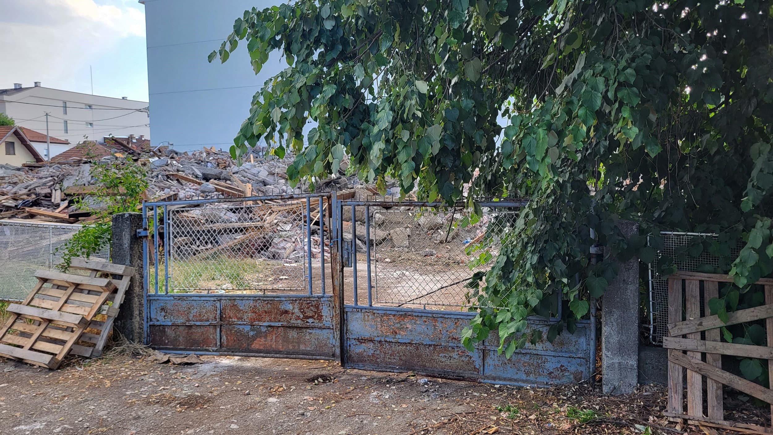 Srušena zgrada nekadašnje "Prosvete" (FOTO)