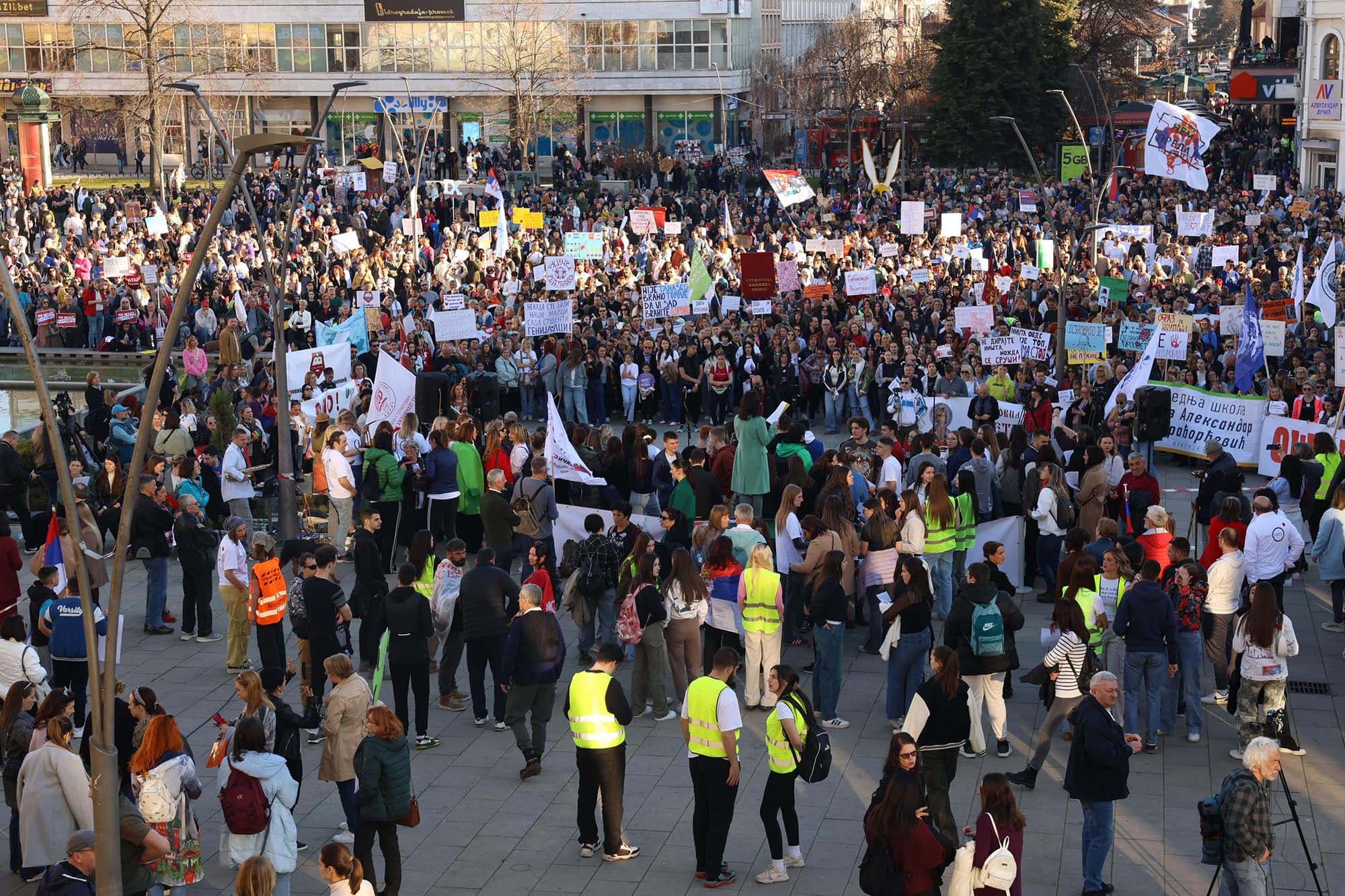 Protest prosvetnih radnika u Čačku zbog otkaza: "Znanje je jedina prava sloboda"