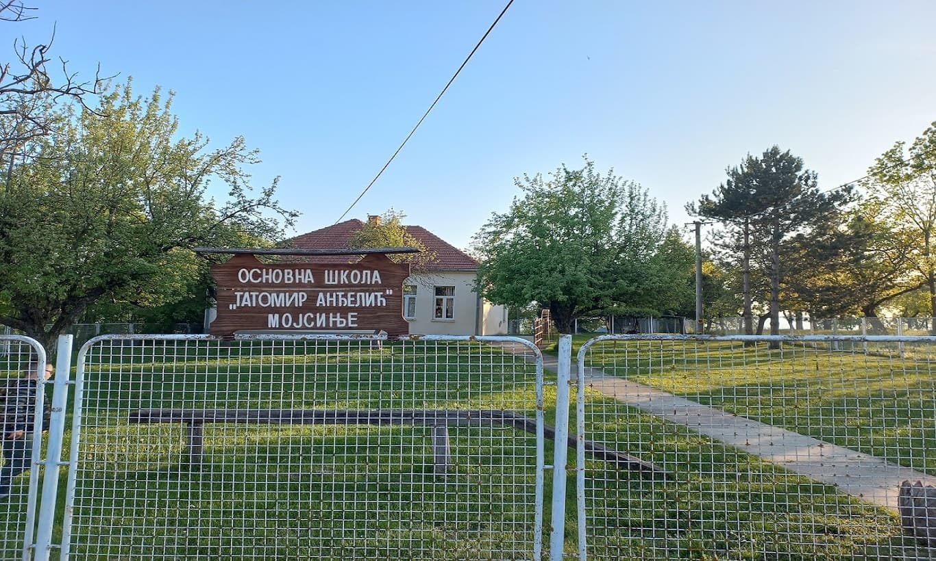 Mojsinje: Škola nebezbedna za decu, časovi se održavaju u crkvenom domu