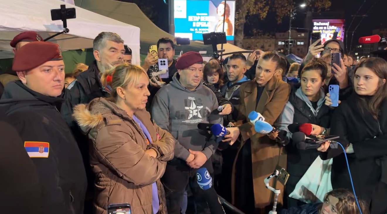 Dijana Hrka obustavila štrajk glađu, kaže da ostaje ispred Skupštine Srbije
