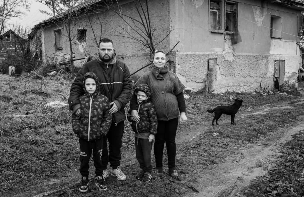 "Tata, ja sam njega zvao na rođendan, što on mene nije?" – Aca (9) i Relja (5) u kandžama siromaštva. Sakupljaju orahe da bi preživeli! (VIDEO)