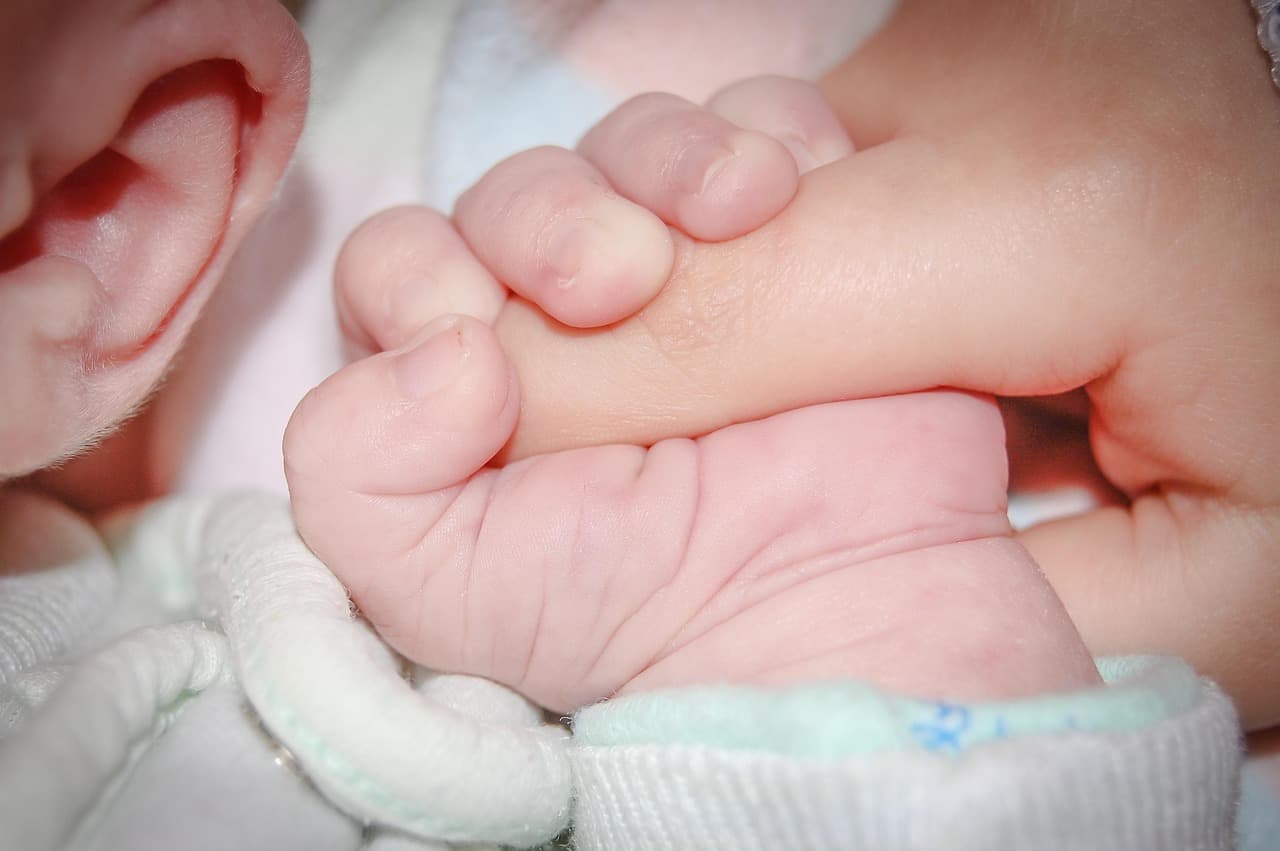 Prva beba rođena u 2026. u Čačku od Grada tradicionalno dobila dukat na poklon