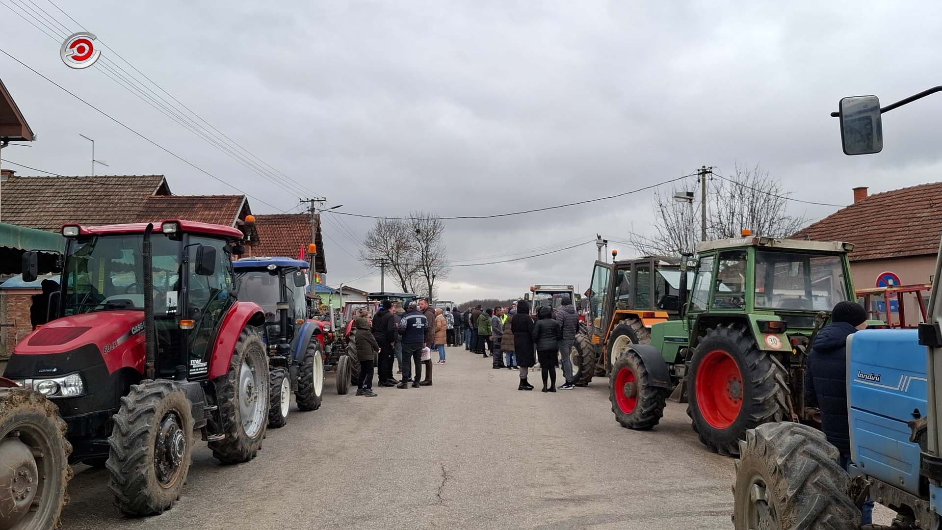 "Ovo je odsutna bitka za srpsko selo": Poljoprivrednici radikalizovali proteste, blokirani svi putni pravci ka Kraljevu i Kragujevcu