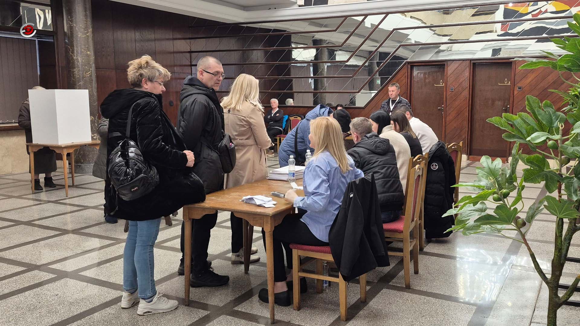 PRELIMINARNI REZULTATI: Vladajuća koalicija zadržala svih 10 opština, tesna borba u više mesta