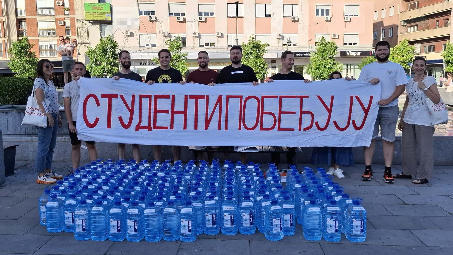 Solidarnost na delu: Ujedinjeni zborovi i studenti iz Kragujevca donirali vodu Čačanima nakon nove havarije na "Rzavu" (VIDEO)