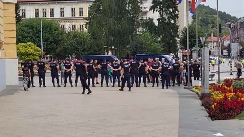 Drastične razlike u procenama: Arhiv javnih skupova tvrdi da je na mitingu SNS u Užicu bilo do 4.000 ljudi, MUP pominje 15.000
