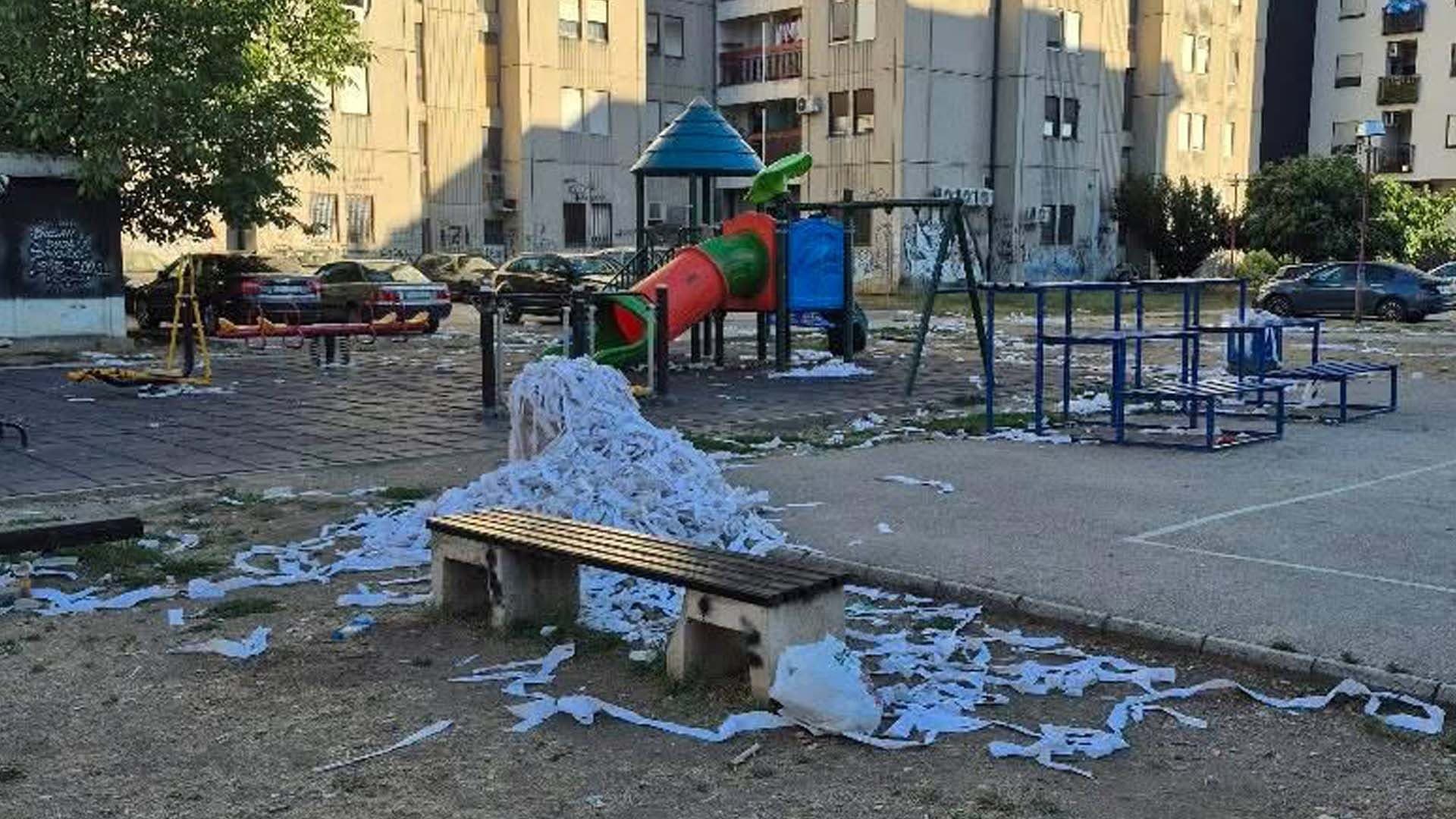 GRAĐANI REPORTERI: Umesto dečjeg osmeha, igralište "okićeno" fiskalnim računima (FOTO)