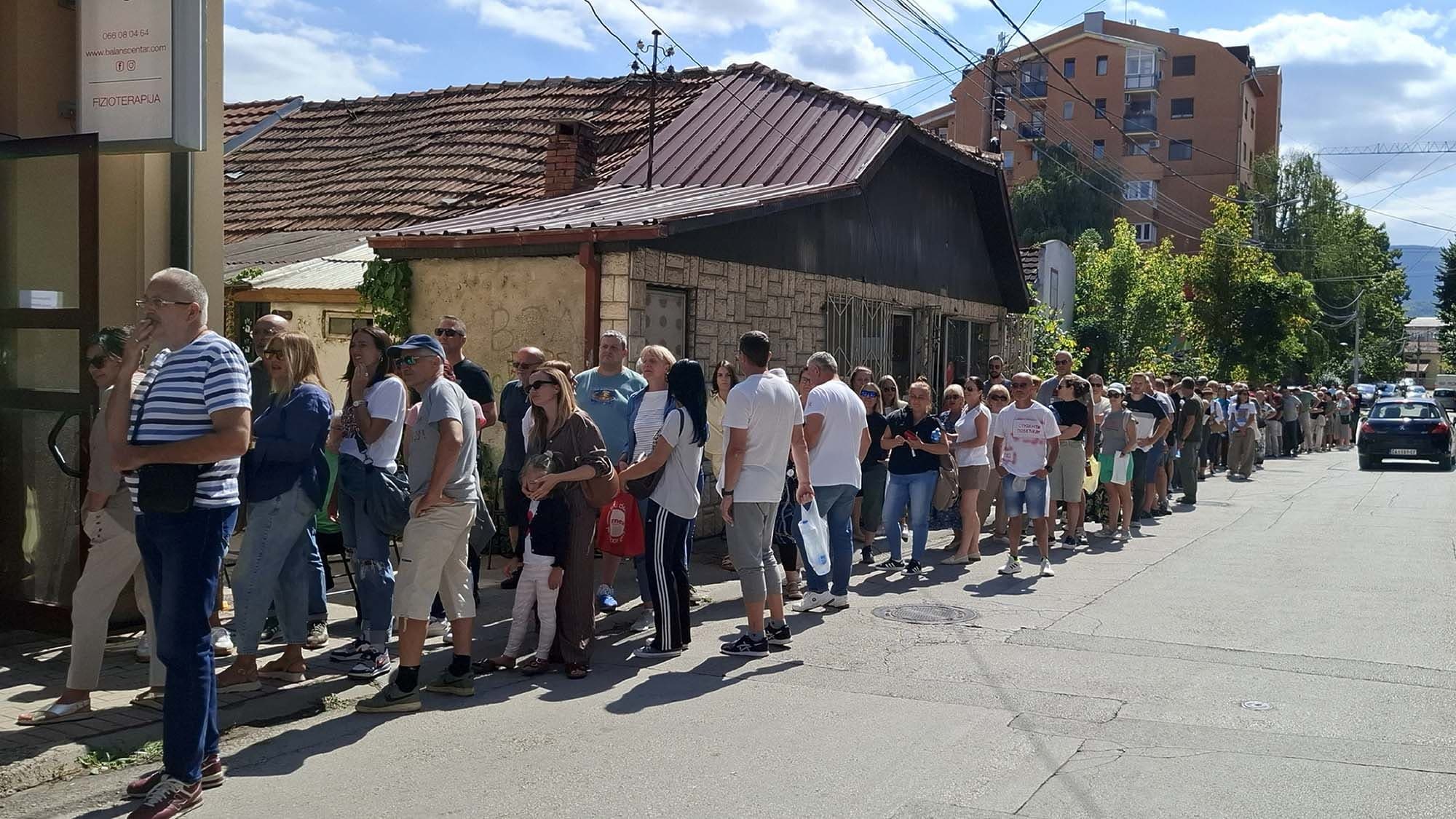 Ogroman odziv građana za podršku listi "Studenti pobeđuju!": U Čačku se čekalo i duže od dva i po sata! (VIDEO)