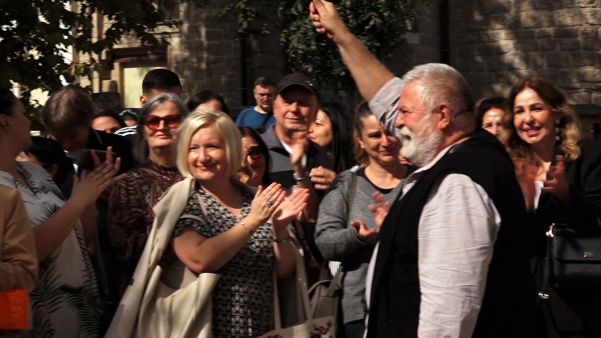 Maturanti ovacijama pozdravili profesore na protestu ispred čačanske Gimnazije: Obustava saradnje sa novom Upravom (VIDEO)