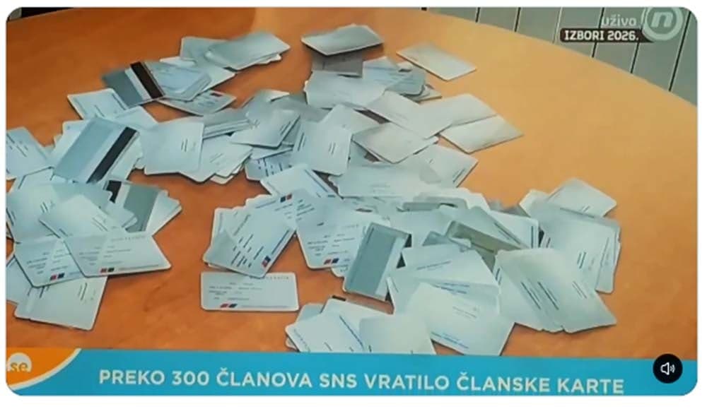 Više od 300 ljudi vratilo članske karte SNS u Čačku i napustilo stranku